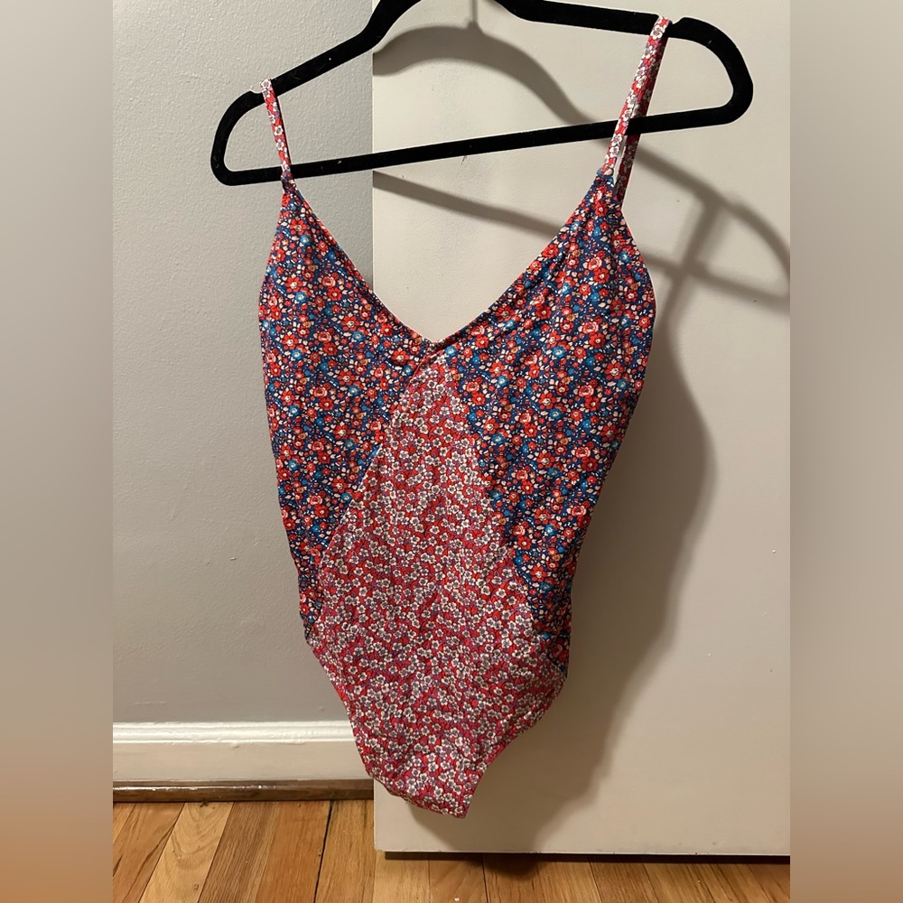 Medium J Crew. 80% Polyamide & 20% elastine.